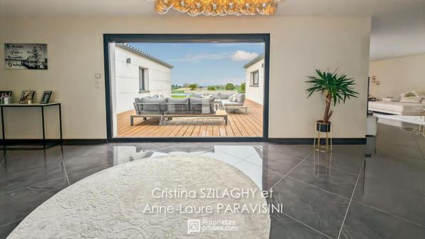 Grande maison de plain-pied avec garage et piscine