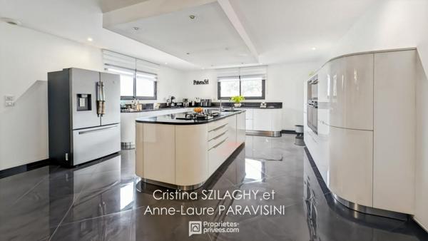 Grande maison de plain-pied avec garage et piscine