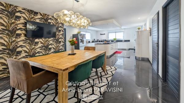 Grande maison de plain-pied avec garage et piscine