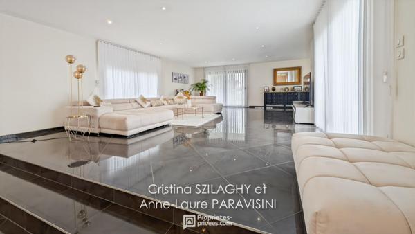 Grande maison de plain-pied avec garage et piscine