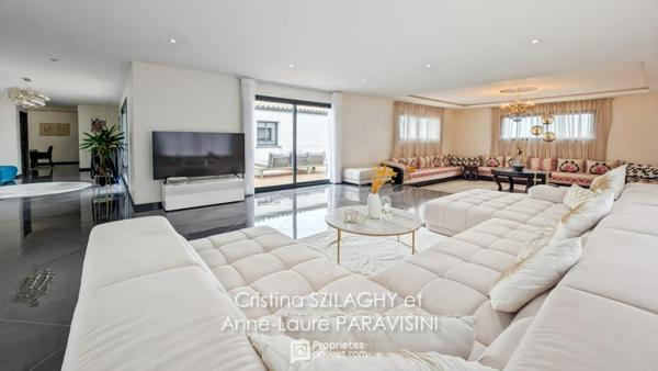 Grande maison de plain-pied avec garage et piscine