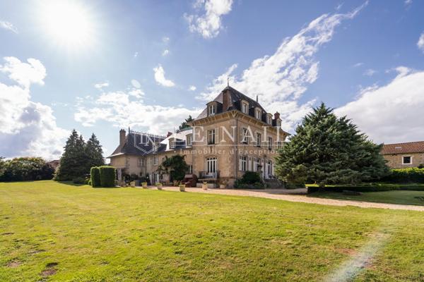 Beau château classique dans les monts de Châlus, en Limousin