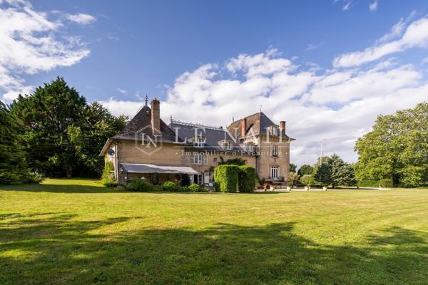 Beau château classique dans les monts de Châlus, en Limousin