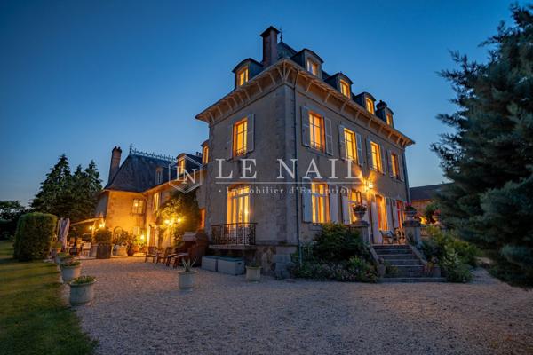 Beau château classique dans les monts de Châlus, en Limousin
