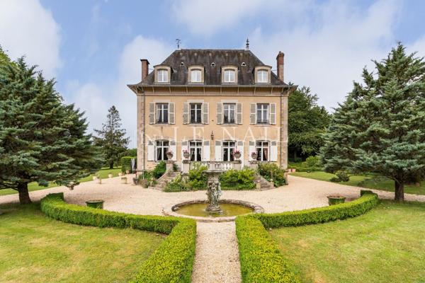 Beau château classique dans les monts de Châlus, en Limousin