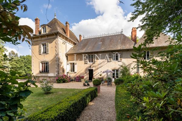 Beau château classique dans les monts de Châlus, en Limousin
