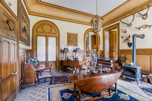 Beau château classique dans les monts de Châlus, en Limousin