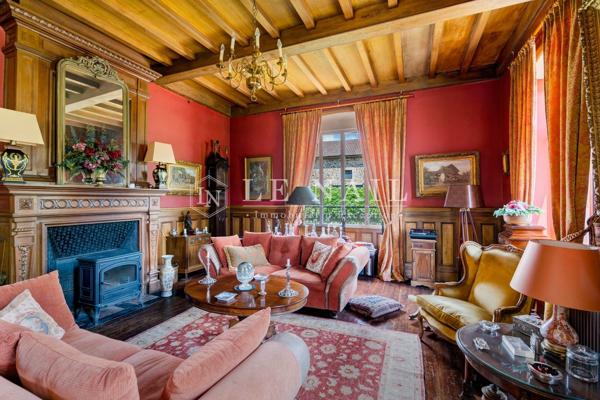 Beau château classique dans les monts de Châlus, en Limousin