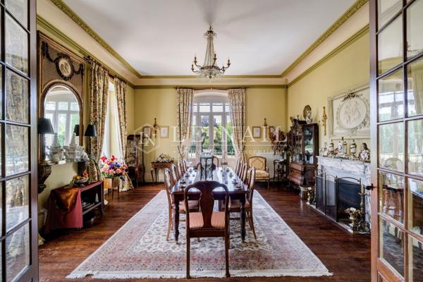 Beau château classique dans les monts de Châlus, en Limousin