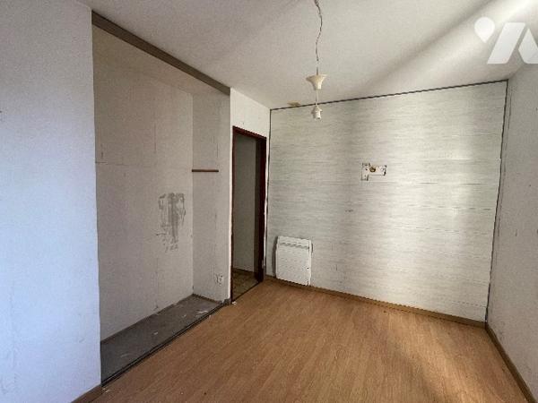 Pavillon sur sous-sol, Grand séjour Terrain clos de 1383 m², double accès, Airvault