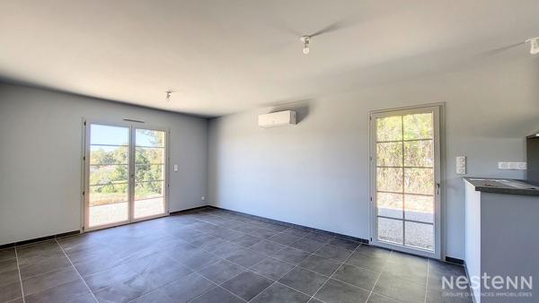 À vendre à Eauze, maison contemporaine de plain-pied construite en 2023, idéalement située à proximité immédiate des commodités et du centre-ville.