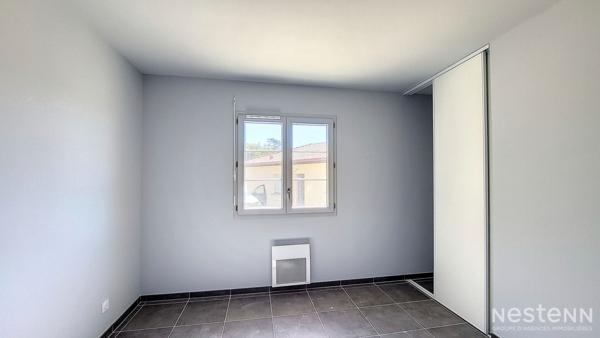 À vendre à Eauze, maison contemporaine de plain-pied construite en 2023, idéalement située à proximité immédiate des commodités et du centre-ville.