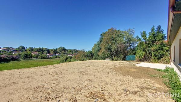 À vendre à Eauze, maison contemporaine de plain-pied construite en 2023, idéalement située à proximité immédiate des commodités et du centre-ville.