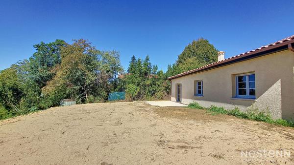 À vendre à Eauze, maison contemporaine de plain-pied construite en 2023, idéalement située à proximité immédiate des commodités et du centre-ville.