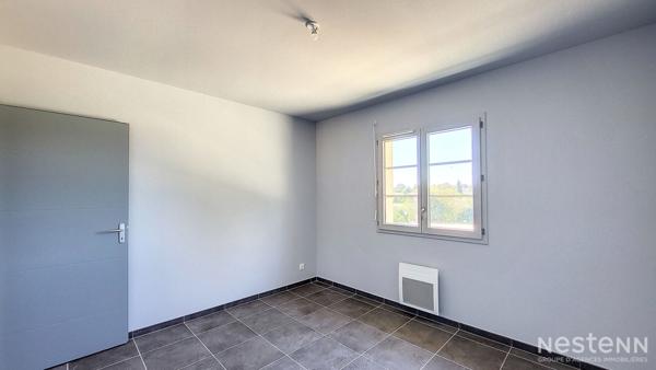 À vendre à Eauze, maison contemporaine de plain-pied construite en 2023, idéalement située à proximité immédiate des commodités et du centre-ville.