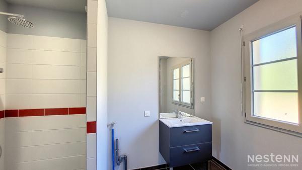 À vendre à Eauze, maison contemporaine de plain-pied construite en 2023, idéalement située à proximité immédiate des commodités et du centre-ville.