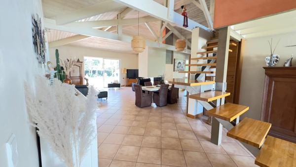 BISCAROSSE VILLA 330m² TERRAIN 2700m² PISCINE, GARAGE DOUBLE, CALME