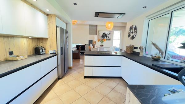 BISCAROSSE VILLA 330m² TERRAIN 2700m² PISCINE, GARAGE DOUBLE, CALME