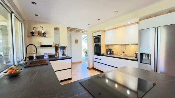 BISCAROSSE VILLA 330m² TERRAIN 2700m² PISCINE, GARAGE DOUBLE, CALME