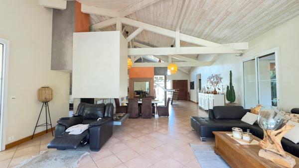 BISCAROSSE VILLA 330m² TERRAIN 2700m² PISCINE, GARAGE DOUBLE, CALME