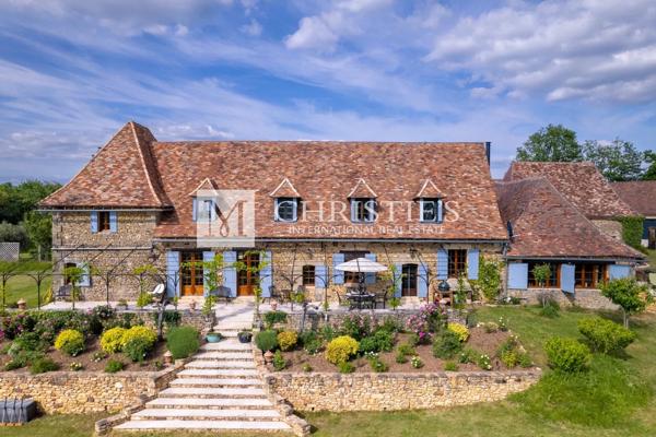 Propriété de Luxe Entièrement Rénovée avec Vue Panoramique et 18 Hectares en Dordogne