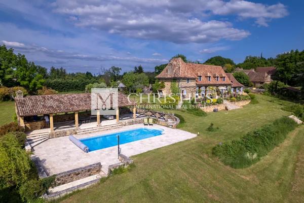 Propriété de Luxe Entièrement Rénovée avec Vue Panoramique et 18 Hectares en Dordogne