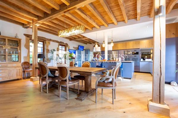 Propriété de Luxe Entièrement Rénovée avec Vue Panoramique et 18 Hectares en Dordogne