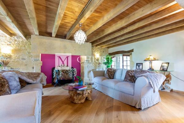 Propriété de Luxe Entièrement Rénovée avec Vue Panoramique et 18 Hectares en Dordogne