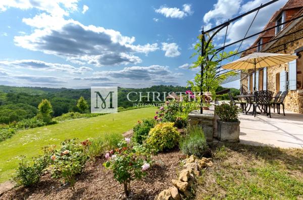 Propriété de Luxe Entièrement Rénovée avec Vue Panoramique et 18 Hectares en Dordogne