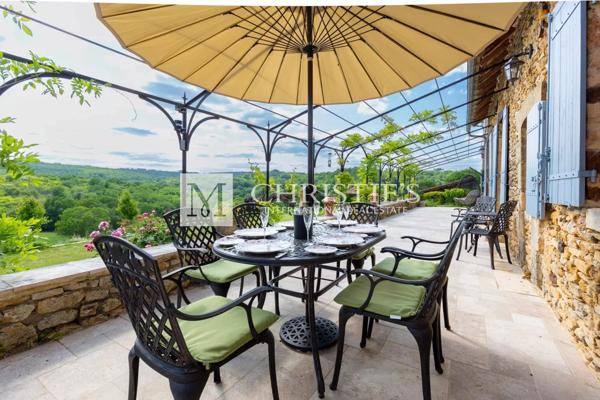 Propriété de Luxe Entièrement Rénovée avec Vue Panoramique et 18 Hectares en Dordogne