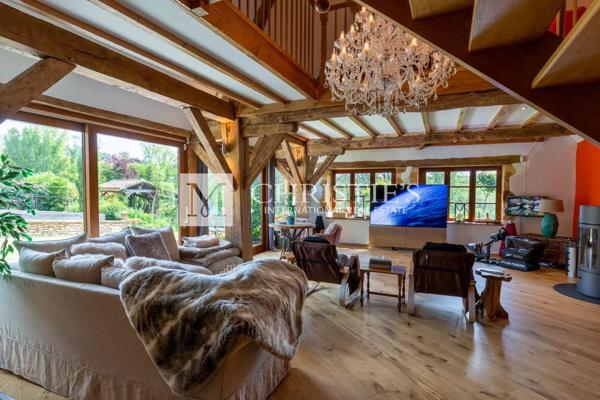 Propriété de Luxe Entièrement Rénovée avec Vue Panoramique et 18 Hectares en Dordogne