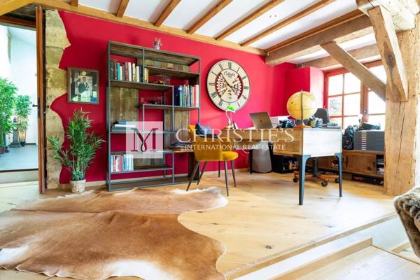 Propriété de Luxe Entièrement Rénovée avec Vue Panoramique et 18 Hectares en Dordogne