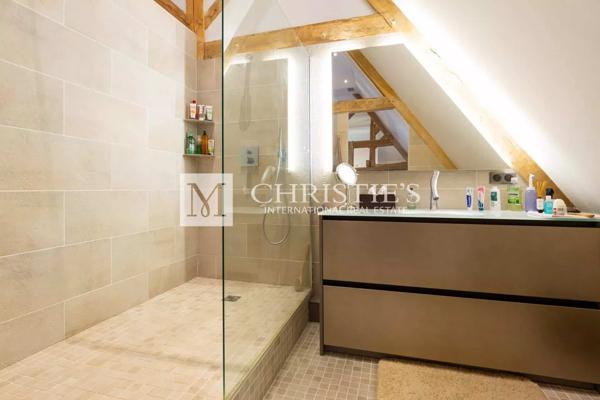 Propriété de Luxe Entièrement Rénovée avec Vue Panoramique et 18 Hectares en Dordogne