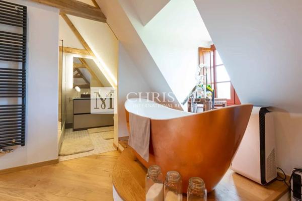 Propriété de Luxe Entièrement Rénovée avec Vue Panoramique et 18 Hectares en Dordogne