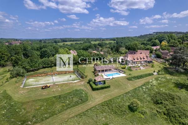 Propriété de Luxe Entièrement Rénovée avec Vue Panoramique et 18 Hectares en Dordogne