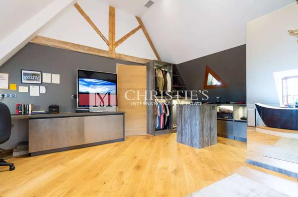 Propriété de Luxe Entièrement Rénovée avec Vue Panoramique et 18 Hectares en Dordogne