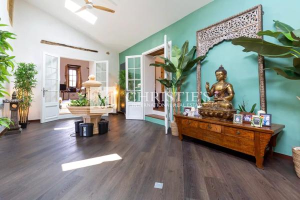 Propriété de Luxe Entièrement Rénovée avec Vue Panoramique et 18 Hectares en Dordogne