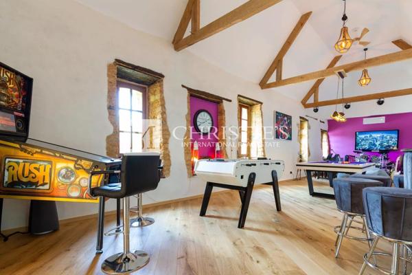 Propriété de Luxe Entièrement Rénovée avec Vue Panoramique et 18 Hectares en Dordogne