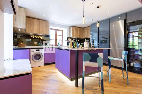 Propriété de Luxe Entièrement Rénovée avec Vue Panoramique et 18 Hectares en Dordogne