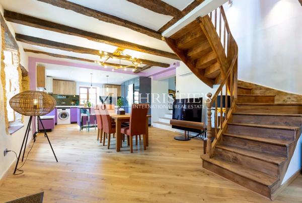 Propriété de Luxe Entièrement Rénovée avec Vue Panoramique et 18 Hectares en Dordogne