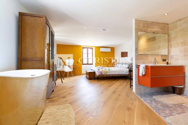 Propriété de Luxe Entièrement Rénovée avec Vue Panoramique et 18 Hectares en Dordogne