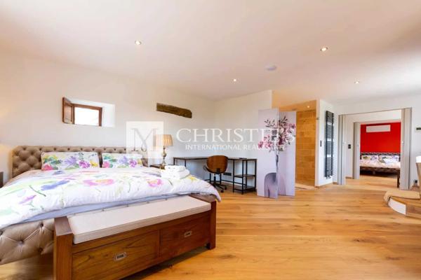 Propriété de Luxe Entièrement Rénovée avec Vue Panoramique et 18 Hectares en Dordogne