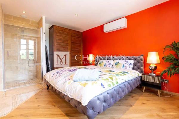 Propriété de Luxe Entièrement Rénovée avec Vue Panoramique et 18 Hectares en Dordogne