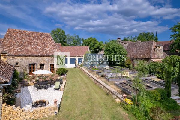 Propriété de Luxe Entièrement Rénovée avec Vue Panoramique et 18 Hectares en Dordogne