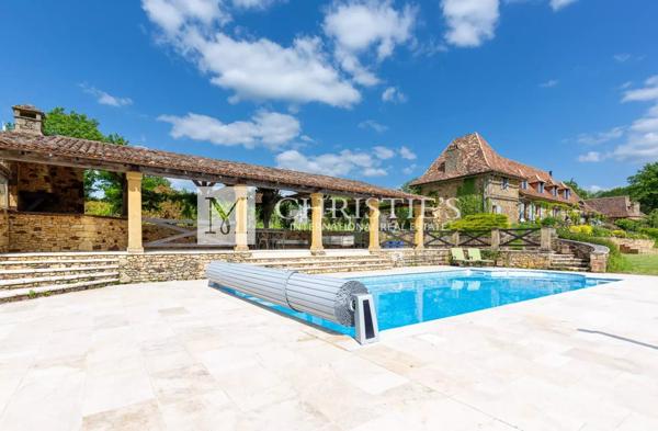 Propriété de Luxe Entièrement Rénovée avec Vue Panoramique et 18 Hectares en Dordogne