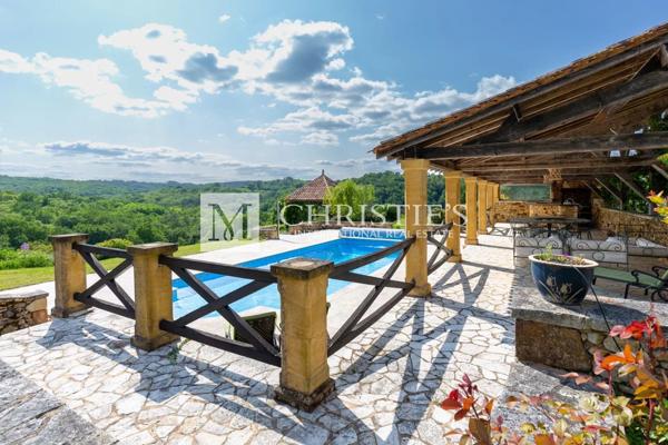 Propriété de Luxe Entièrement Rénovée avec Vue Panoramique et 18 Hectares en Dordogne