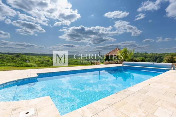 Propriété de Luxe Entièrement Rénovée avec Vue Panoramique et 18 Hectares en Dordogne