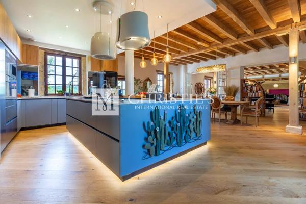 Propriété de Luxe Entièrement Rénovée avec Vue Panoramique et 18 Hectares en Dordogne