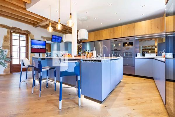 Propriété de Luxe Entièrement Rénovée avec Vue Panoramique et 18 Hectares en Dordogne