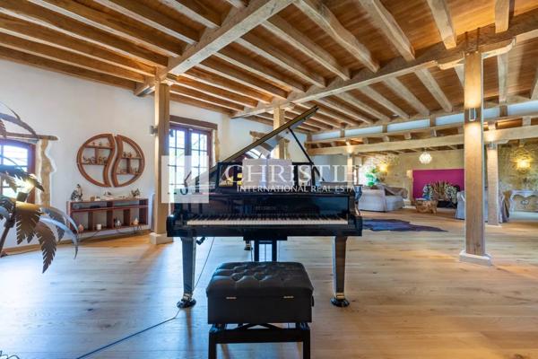 Propriété de Luxe Entièrement Rénovée avec Vue Panoramique et 18 Hectares en Dordogne